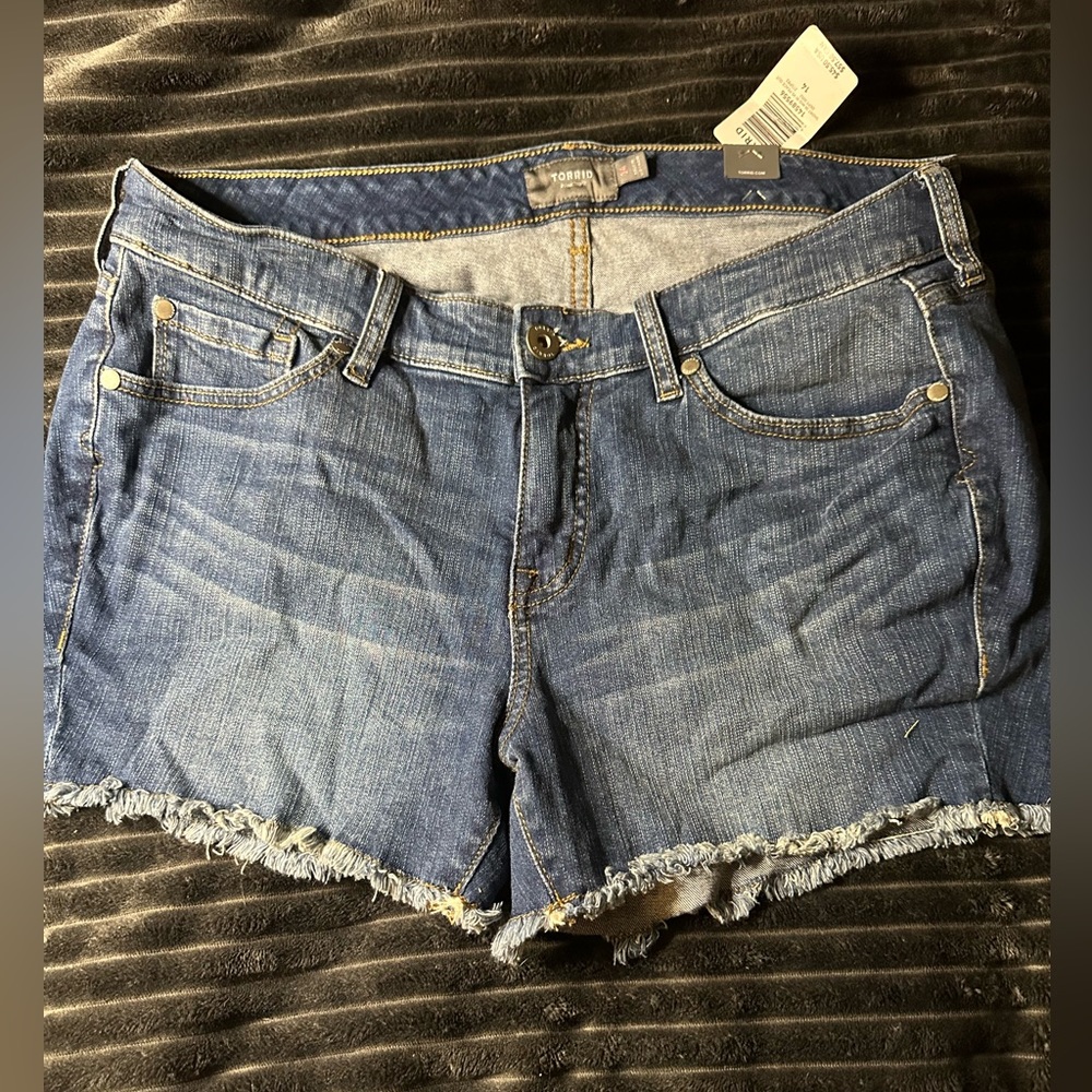 NWT Torrid 3.5in Mid Rise Denim Shorts